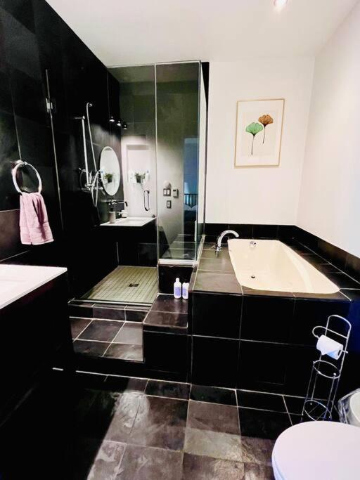 Sunny Penthouse On 17Th Ave, 1 Bedroom, 1 Loft Bed With Ladder, 1 Sofa Bed, Sleeps 6, Downtown YYC Buitenkant foto