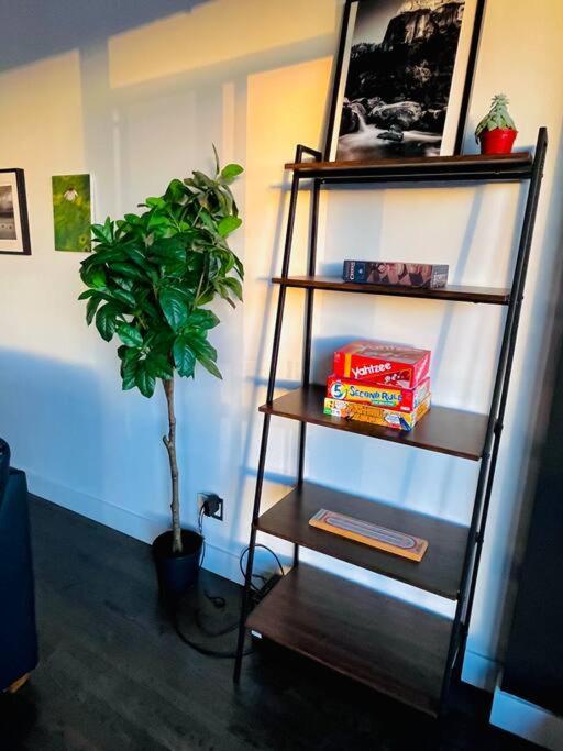Sunny Penthouse On 17Th Ave, 1 Bedroom, 1 Loft Bed With Ladder, 1 Sofa Bed, Sleeps 6, Downtown YYC Buitenkant foto