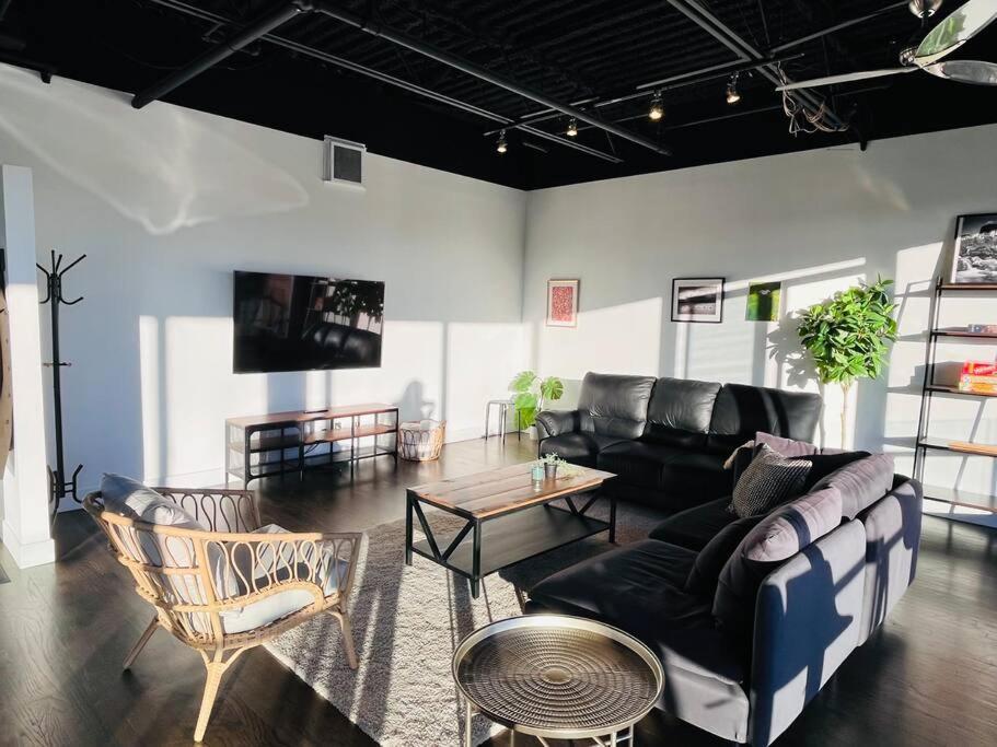 Sunny Penthouse On 17Th Ave, 1 Bedroom, 1 Loft Bed With Ladder, 1 Sofa Bed, Sleeps 6, Downtown YYC Buitenkant foto