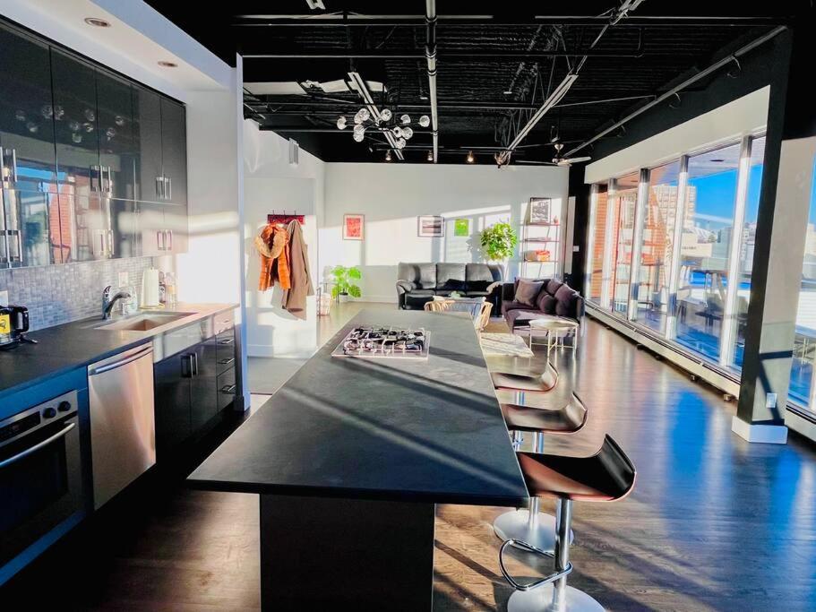 Sunny Penthouse On 17Th Ave, 1 Bedroom, 1 Loft Bed With Ladder, 1 Sofa Bed, Sleeps 6, Downtown YYC Buitenkant foto