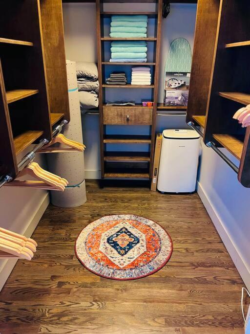 Sunny Penthouse On 17Th Ave, 1 Bedroom, 1 Loft Bed With Ladder, 1 Sofa Bed, Sleeps 6, Downtown YYC Buitenkant foto