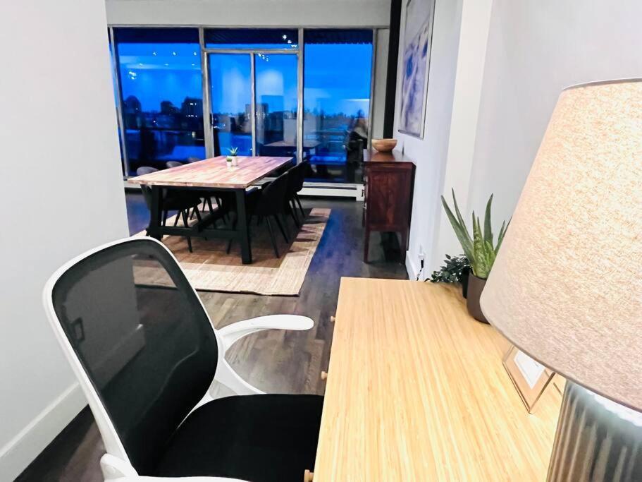 Sunny Penthouse On 17Th Ave, 1 Bedroom, 1 Loft Bed With Ladder, 1 Sofa Bed, Sleeps 6, Downtown YYC Buitenkant foto