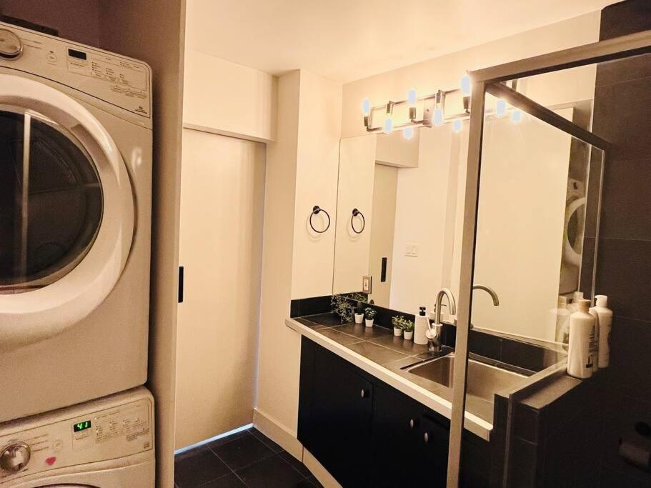 Sunny Penthouse On 17Th Ave, 1 Bedroom, 1 Loft Bed With Ladder, 1 Sofa Bed, Sleeps 6, Downtown YYC Buitenkant foto