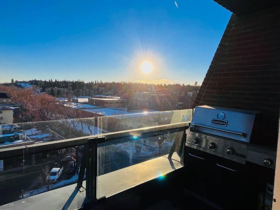 Sunny Penthouse On 17Th Ave, 1 Bedroom, 1 Loft Bed With Ladder, 1 Sofa Bed, Sleeps 6, Downtown YYC Buitenkant foto
