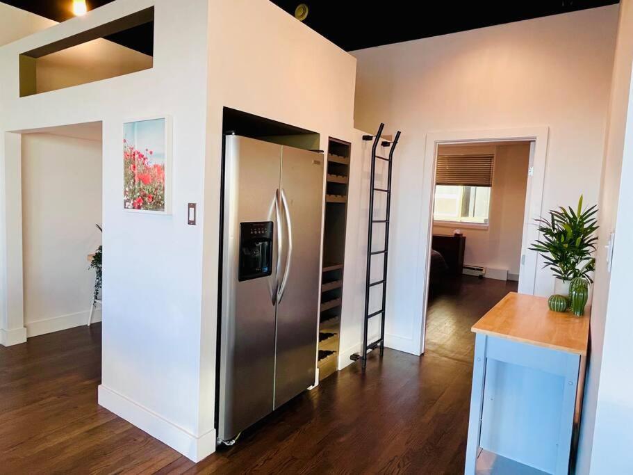 Sunny Penthouse On 17Th Ave, 1 Bedroom, 1 Loft Bed With Ladder, 1 Sofa Bed, Sleeps 6, Downtown YYC Buitenkant foto