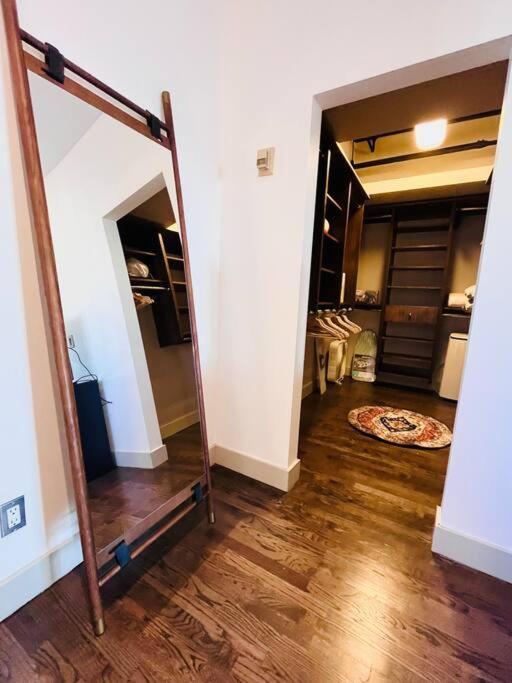 Sunny Penthouse On 17Th Ave, 1 Bedroom, 1 Loft Bed With Ladder, 1 Sofa Bed, Sleeps 6, Downtown YYC Buitenkant foto