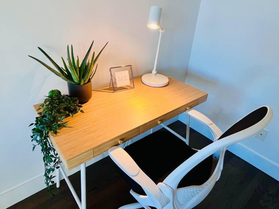 Sunny Penthouse On 17Th Ave, 1 Bedroom, 1 Loft Bed With Ladder, 1 Sofa Bed, Sleeps 6, Downtown YYC Buitenkant foto