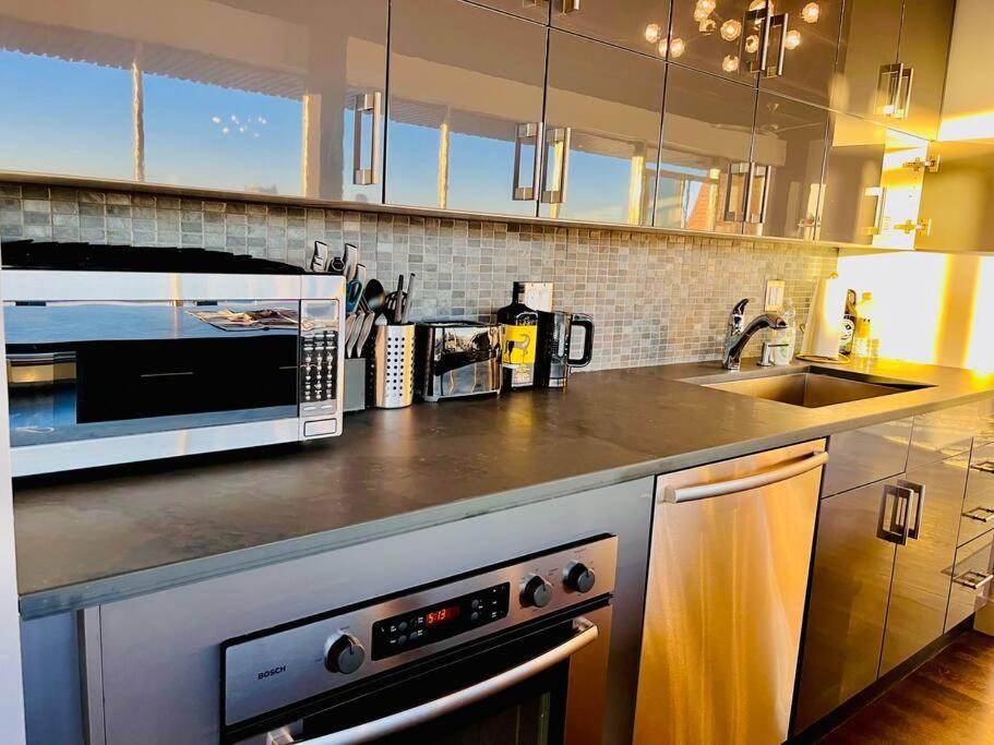 Sunny Penthouse On 17Th Ave, 1 Bedroom, 1 Loft Bed With Ladder, 1 Sofa Bed, Sleeps 6, Downtown YYC Buitenkant foto